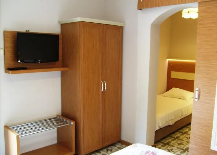 Hotel Hunters (adults Only) *